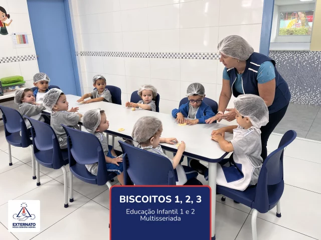 🍪 Aprender também tem sabor!Nesse dia, as crianças da sala multisseriada participaram de uma culinária pra lá de gostosa! Ainda dentro do tema da história dos Três Porquinhos, os alunos colocaram a mão na massa e prepararam os biscoitos da receita da mamãe dos porquinhos. Foi um momento cheio de descobertas, cheiros e muita diversão! E, no final… a melhor parte: experimentar os próprios biscoitinhos!Será que eles gostaram? Pelo entusiasmo e pelos sorrisos, acho que a resposta é sim!#educaçãoinfantil #ExternatoNossaSenhoraMenina